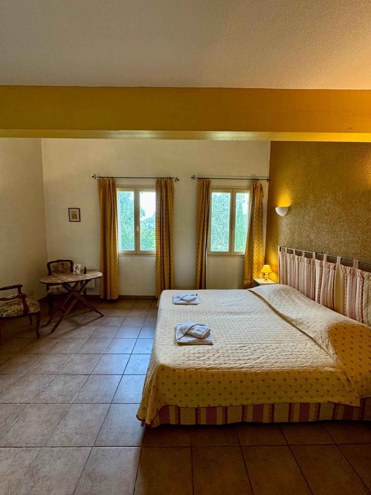 Hotel Mas Du Grand Peloux Port-Saint-Louis-du-Rhone Pokoj fotografie