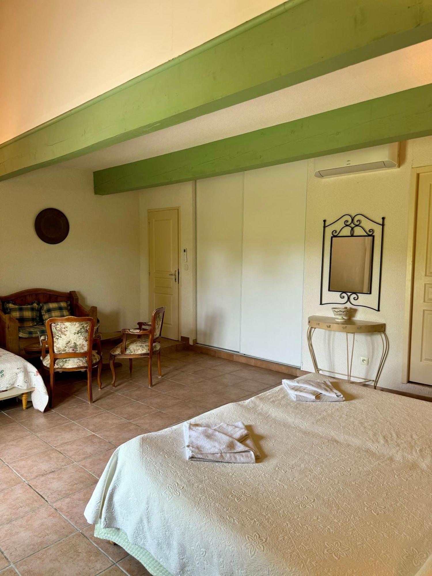 Hotel Mas Du Grand Peloux Port-Saint-Louis-du-Rhone Pokoj fotografie